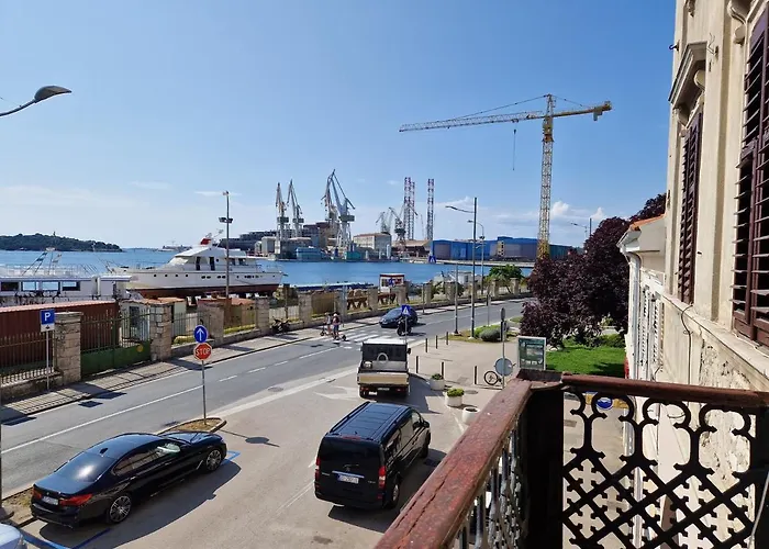 Port 아파트 풀라